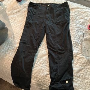 EUC Mid-Rise Pret-A-Pedi Crop Pants size 10/12 women’s “washed black”